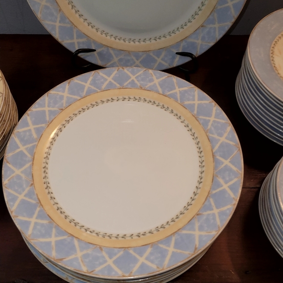 37 Heritage Mint Enchanted Garden China Dishes- great condition - Picture 5 of 7